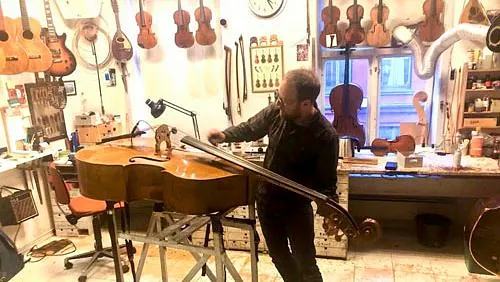 Inne i verkstedet til Strengeinstrumentmaker Jan Olav Johansen